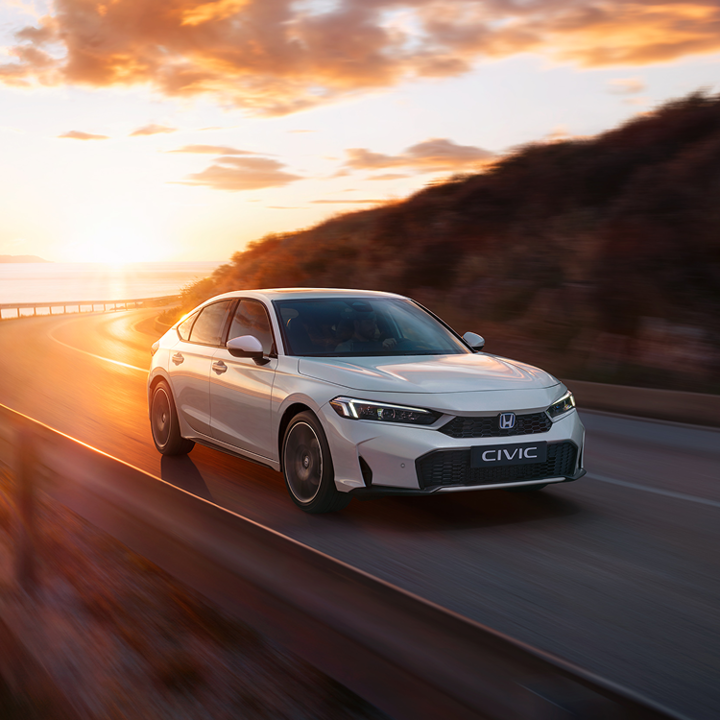 Honda Civic Hybrid při jízdě po dálnici.
