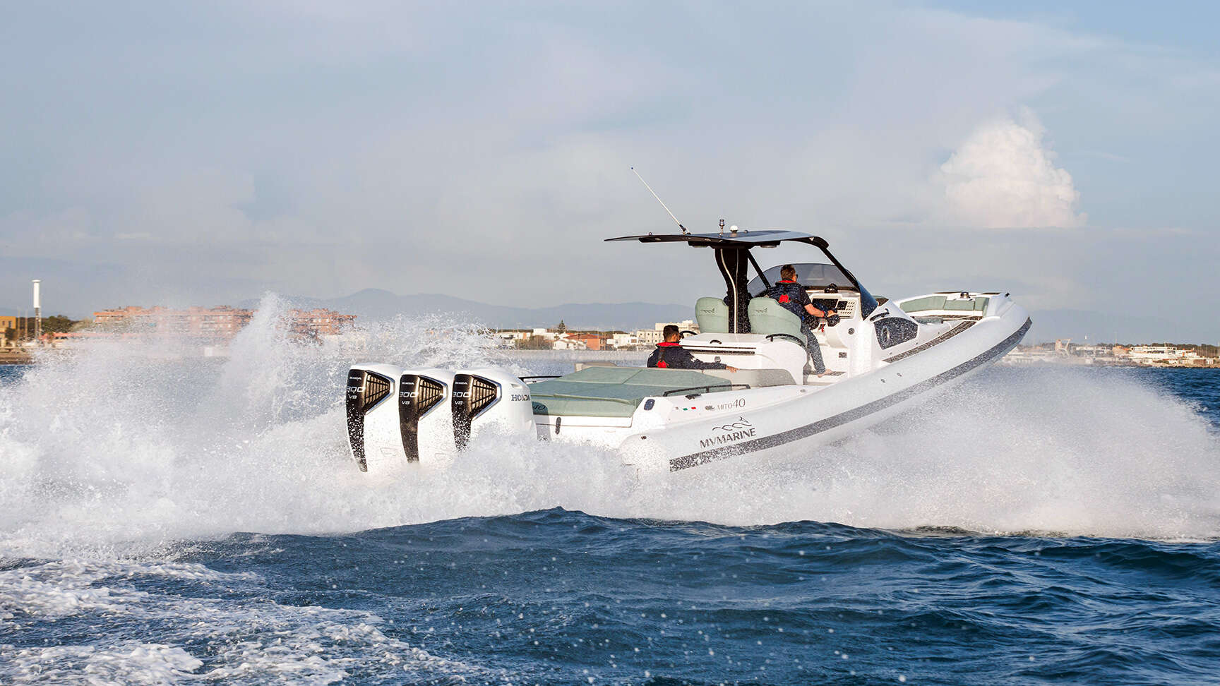 Závěsný lodní motor BF250, tříčtvrtinový pohled z exteriéru