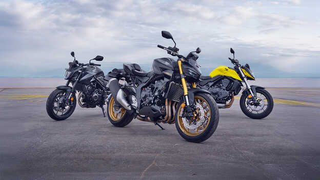 Pohled zboku na exteriér motocyklu CB1100 s jezdcem