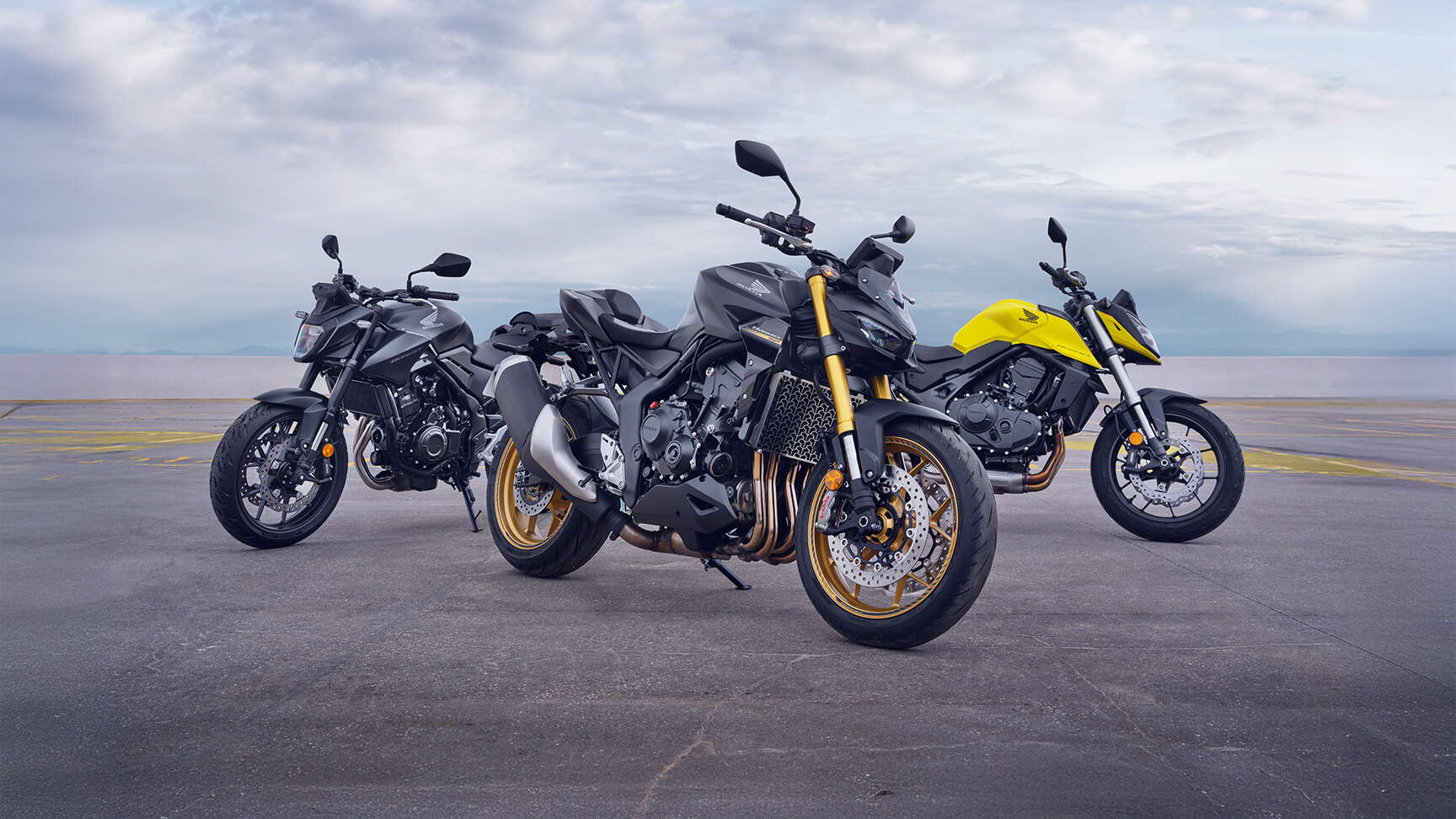 Pohled zboku na exteriér motocyklu CB1100 s jezdcem